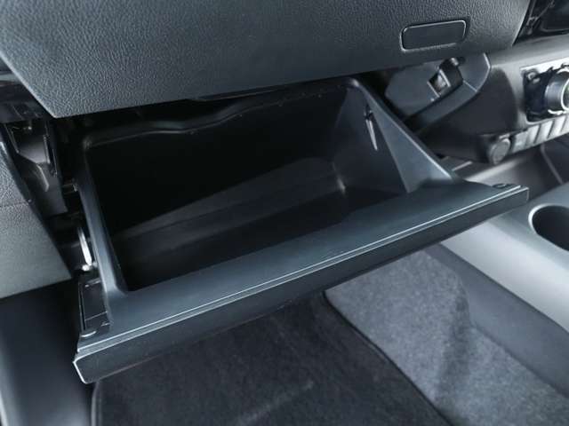 助手席手前の大容量のグローブボックスです！車検証やお車関連の書類の保管場所にピッタリです！