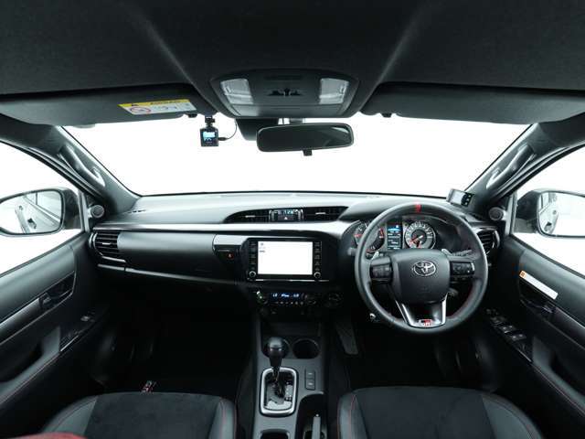 インパネ周辺と運転席です！多機能ながらもスッキリとまとまったインパネまわりは運転操作に迷いにくくなっております！