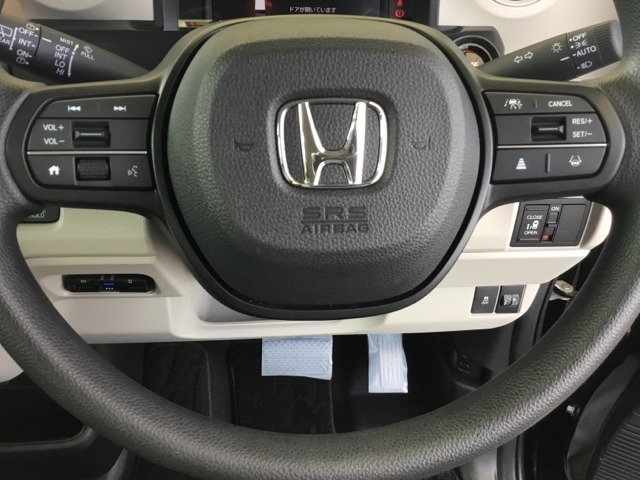 ステアリング左側はオーディオリモコンスイッチ、右側がクルーズコントロールです。手元で操作できるので便利です。