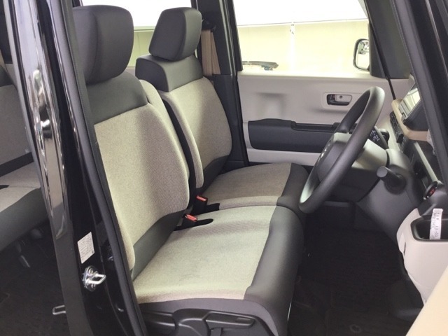 シート表皮は専用のクリーナーできれいにクリーニングしていて清潔です。