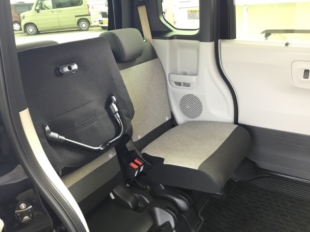 後席の座面をはね上げれば、ベビーカー等も積み込めます。
