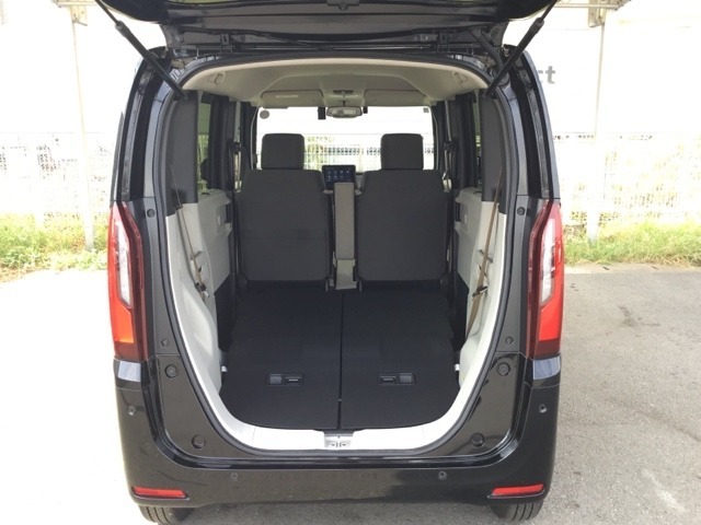 リアシートを前に倒せば荷室容量倍増！天井高・低床設計なので、自転車や重たい荷物も積み込みやすいですよ。