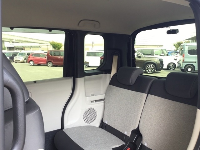 ホンダ独自の技術、センタータンクレイアウトにより、軽自動車とは思えない室内空間です。