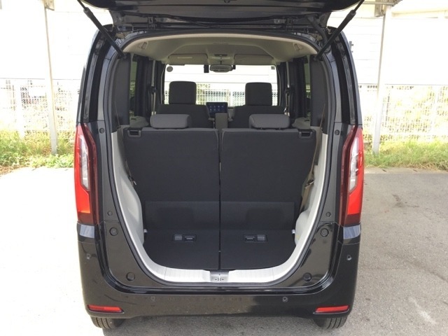 後席を倒さなくても、ゆとりある荷室。