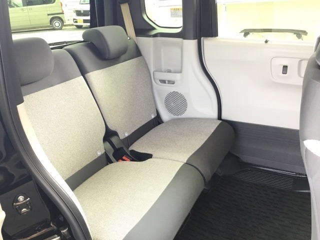 スライドドアなら狭い駐車場でもドアをぶつける心配がありません。ステップが低く乗り降りもしやすいです。