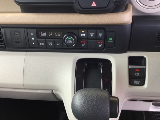 オートエアコンはこまめに温度調整するので、燃料の消費量をより少なくできます。シートヒーター付きなので、寒い日も快適です。