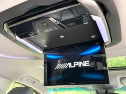 【フリップダウンモニター】家族や友人とお出かけする機会が多い方に大人気のフリップダウンモニター！大画面モニターで車内はエンタメ空間！退屈しがちな長距離ドライブも楽しい時間に変わります！