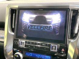 【純正ナビ】人気の純正ナビを装備しております。ナビの使いやすさはもちろん、オーディオ機能も充実！キャンプや旅行はもちろん、通勤や買い物など普段のドライブも楽しくなるはず♪