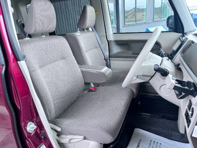 【フロントシート】ベンチシートを採用してあるので運転席と助手席間の移動もラクラク♪両フロントシートは、後席に付くまでのスライド可動域になっており、降りずとも簡単に後ろの荷物を取ることもできます！