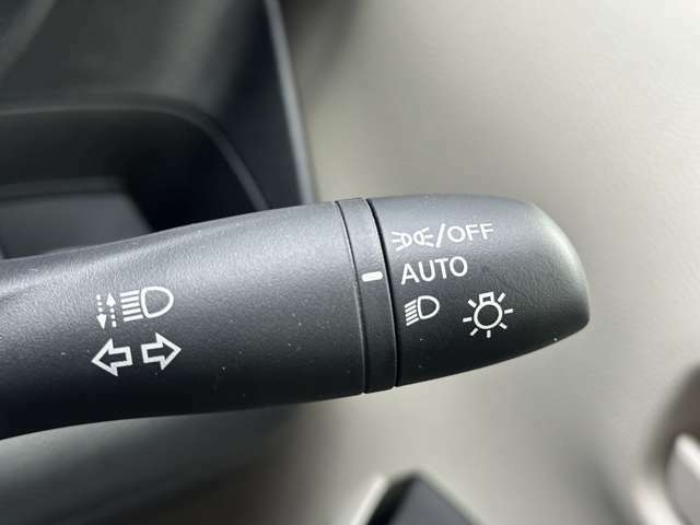 オートライトスイッチです。トンネルなど車外の明るさを感知して自動でヘッドライトを点灯します。