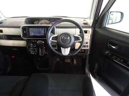 革巻きステアリングで快適な操作性の運転席です。