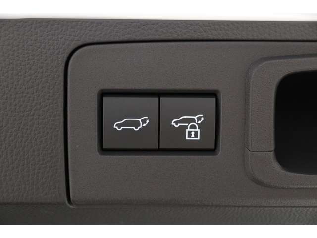 ハンズフリーパワーバックドア　スマートキーを持ったままボタン操作なしで開閉可能です。