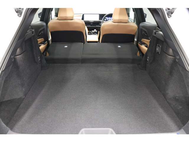 セカンドシートを倒すと荷室が広がります！