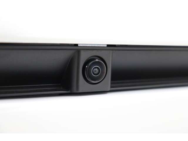 全周囲カメラ：パノラミックビューモニター　フロントビューカメラ　車両を上から見た映像をディスプレイオーディオに映します。駐車がしやすくなります！