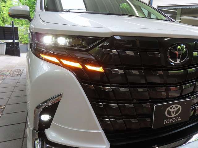 ■LEDフロントシーケンシャル・アニメーションターンシグナルランプ（流れるように美しく照射する新型アルファード専用デザインウィンカー）