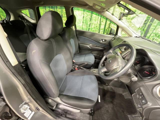 運転席まわりには十分なスペースがあり、大柄な方でもゆったり運転していただける環境です。