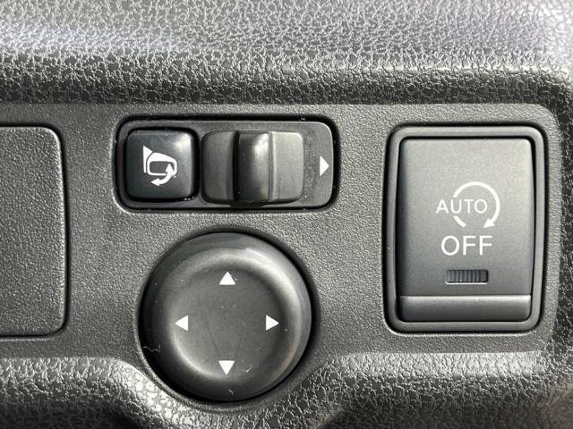 【電動格納ミラー】サイドミラーは電動格納式となっており、狭い駐車場でもキズがつくリスクを抑えられます。