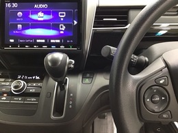 ホンダ純正メモリーナビ搭載なので、遠方へのドライブもお任せ下さい！ステアリング左手側にオーディオ関連のコントロールスイッチを配置しています。操作時は視線を逸らすことなく運転に集中できます