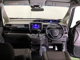 パーキングブレーキはフット式なので運転席と助手席の間はすっきり、移動も楽々です。さっと手が届く位置にATセレクトレバーやエアコンスイッチなどがあり操作性に優れています