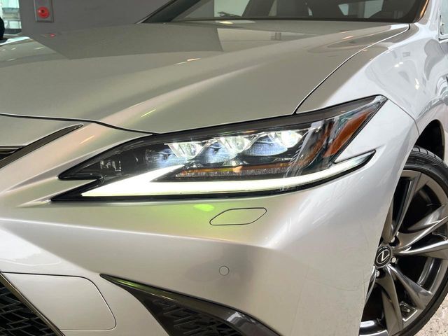 【LEDヘッドライト】悪天候や夜間走行時も良好な視界を確保し安心して運転できる高輝度LEDヘッドライトを装備！点灯速度が早く、消費電力も抑えられています。