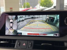 【パノラミックビューモニター】専用のカメラにより、上から見下ろしたような視点で360度クルマの周囲を確認することができます☆死角部分も確認しやすく、狭い場所での切り返しや駐車もスムーズに行えます。