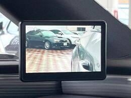 【デジタルアウターミラー】デジタルカメラ内蔵の小型ユニットによって、サイドミラーのように後方の映像を5インチのディスプレイへと表示してくれます。