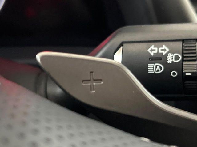 【パドルシフト】ハンドルから手を離さずに素早くシフトアップ＆ダウンができるので、エンジンブレーキを使う下り坂や高速道路の合流で加速したい場面で役立ちます。