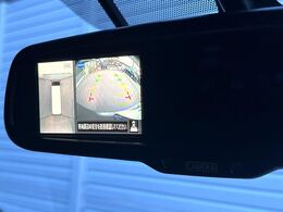 【マルチテレインモニター】車のフロントやサイドのカメラ画像を同時にモニター表示することで、悪路や狭い道を走行時でも周囲の状況確認ができ安心！本格SUVにうれしい装備です♪