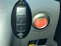 【インテリジェントキー】カバンやポケットに入れたままでもドアの施錠・解錠が可能なスマートキーを装備。エンジンのオン・オフ時もカギを取り出す必要が無いからとっても便利です♪