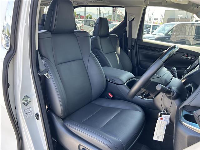 【運転席】座り心地が良いシートなので長時間の運転でも快適にお過ごしいただけます。新品のフロアマットのご注文も可能です。掲載箇所以外にご希望の写真がございましたらお気軽にお問い合わせ下さい。