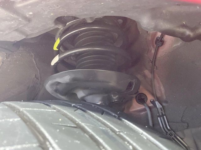お車を安心してお乗りいただく為には、足回りの定期点検が欠かせません。サービスサポート（有償保証）では無料点検もご提供しており、安心のカーライフをお過ごしいただけるサポート体制が整っています。