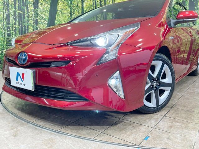 【LEDヘッドライト】悪天候や夜間走行時も良好な視界を確保し安心して運転できる高輝度LEDヘッドライトを装備！点灯速度が早く、消費電力も抑えられています。
