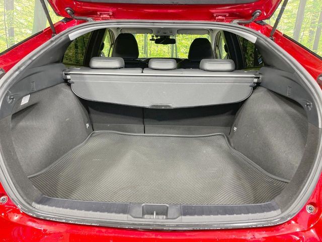 積み下ろしのしやすいデッキにはたっぷりと荷物を積み込んでいただけます。遊びから仕事まで、様々なシーンで頼れます♪