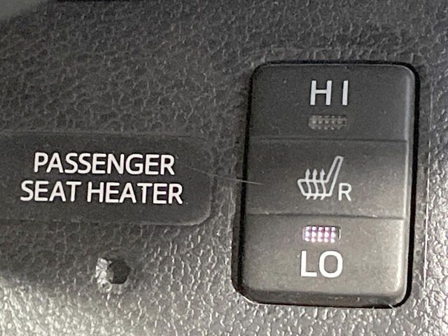 【シートヒーター】寒い日に重宝するシートヒーター！エアコンより早く温まってくれるので寒がりの人も安心ですね♪エアコンの温風は乾燥するから苦手、という方にもをおすすめです。