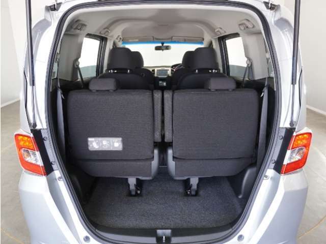 フル乗車でもしっかり荷物を収納出来るラゲッジスペースです。普段の買い物でしたらしっかり積める十分な荷室スペースが確保されています。