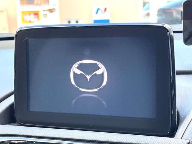 【マツダコネクトナビ】車内の雰囲気にマッチした一体型タイプのナビ。各種車輌設定やBluetooth再生等、様々な機能が楽しめます。直感的なダイヤル操作が可能で、使い勝手も良好です。