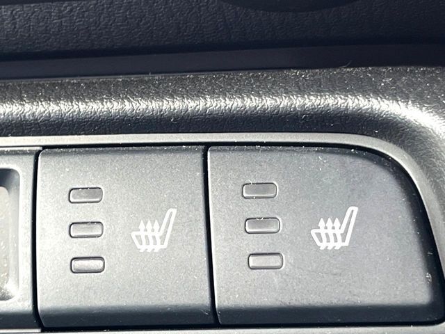 【シートヒーター】寒い日に重宝するシートヒーター！エアコンより早く温まってくれるので寒がりの人も安心ですね♪エアコンの温風は乾燥するから苦手、という方にもをおすすめです。