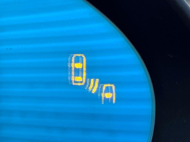 【ブラインドスポットモニタリング】走行中、ドアミラーの死角になりやすい箇所に後続車が接近するとサイドミラー付近に警告を表示、ドライバーに注意喚起をしてくれます。