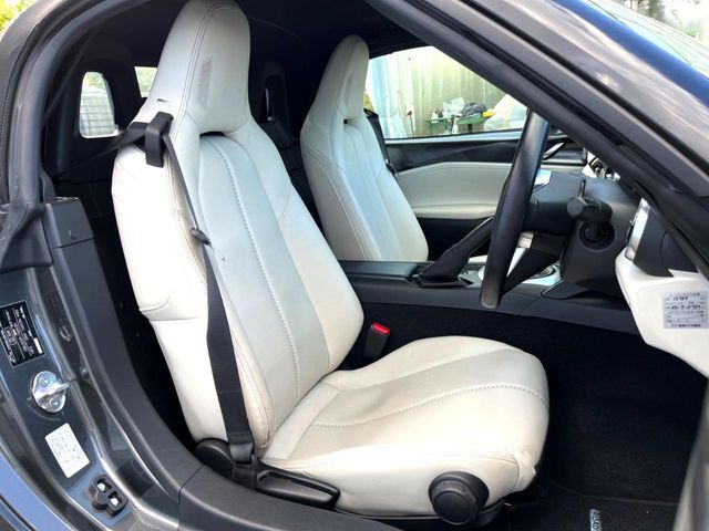 【白革シート】上質な本革を使用し、高級感あふれる本革シート。常に体に触れる部分だから、座り心地の良さにはこだわりたいですね♪汚れの付着や劣化を抑制する内装コーティング施工もおススメですよ♪