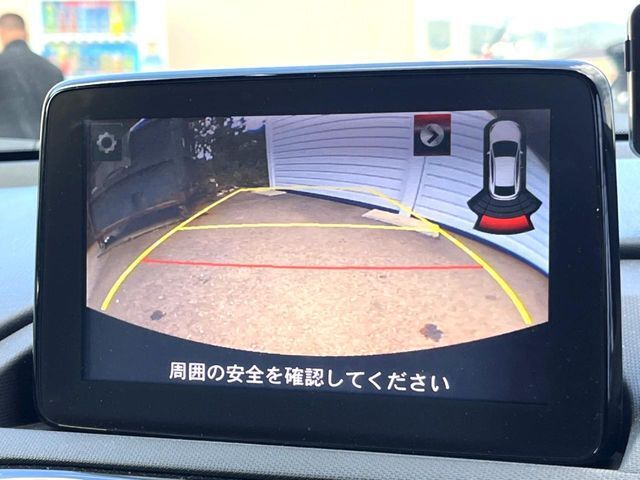 【バックカメラ】駐車時に後方がリアルタイム映像で確認できます。大型商業施設や立体駐車場での駐車時や、夜間のバック時に大活躍！運転スキルに関わらず、今や必須となった装備のひとつです！