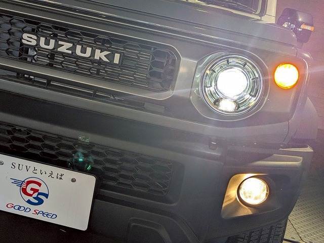 LEDヘッドライト装備！夜間もばっちり照らします。　発光色が太陽光に近い「白」でとても明るい、HIDヘッドライトを採用。