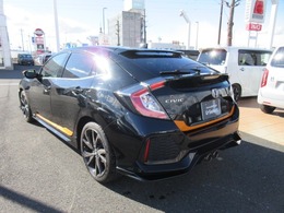 落ち着いたデザインの中にスポーティーさを感じさせるフォルムです。