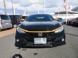 シャープなLEDヘッドライトとフロントグリルがスタイルを引き立たせます。