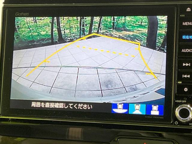 【バックカメラ】駐車時に後方がリアルタイム映像で確認できます。大型商業施設や立体駐車場での駐車時や、夜間のバック時に大活躍！運転スキルに関わらず、今や必須となった装備のひとつです！