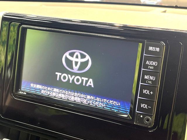 【純正ナビ】人気の純正ナビを装備しております。ナビの使いやすさはもちろん、オーディオ機能も充実！キャンプや旅行はもちろん、通勤や買い物など普段のドライブも楽しくなるはず♪