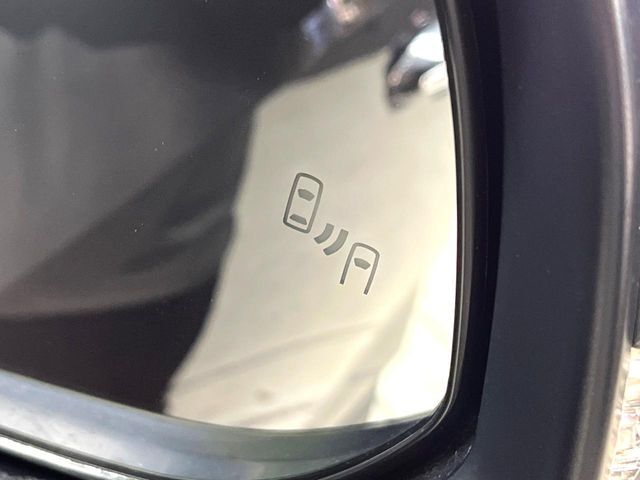 【ブラインドスポットモニター】走行中、ドアミラーの死角になりやすい箇所に後続車が接近するとサイドミラーのレンズに警告を表示！ドライバーに注意喚起をしてくれます。