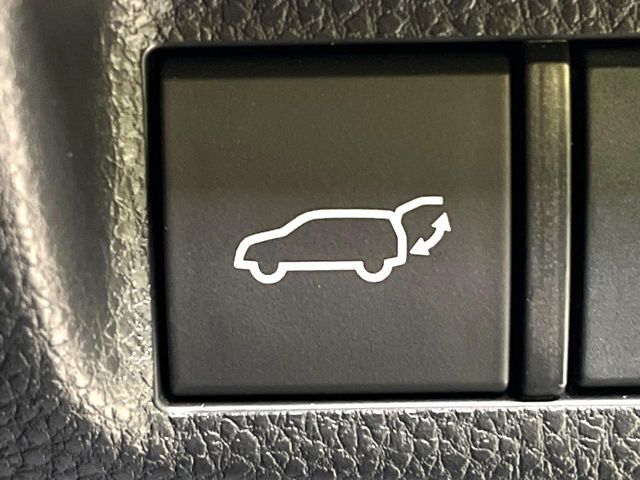 【パワーバックドア】スマートキーや運転席のボタンを押すだけでリアゲートが自動で開閉します！荷物を持っている時や、高い位置にあるバックドアを閉める際に便利な機能です♪