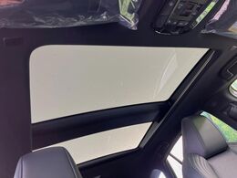 【調光パノラマルーフ】車内の解放感が一気に上がる大型パノラマルーフに調光機能がプラス！日差しが強い時、シェードを閉めなくてもガラスの透明度を調整することで心地よい明るさに♪