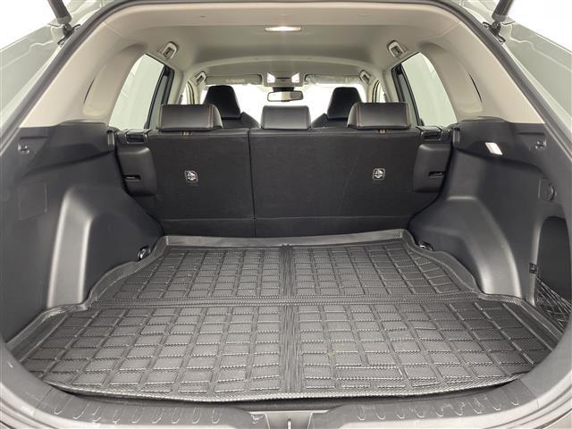 【トランク】積み込みやすくて、たっぷり積める荷室です。シートアレンジできるものは、乗車人数と荷物の量や大きさによってシートを動かすことができるので、より快適なドライブが可能です！