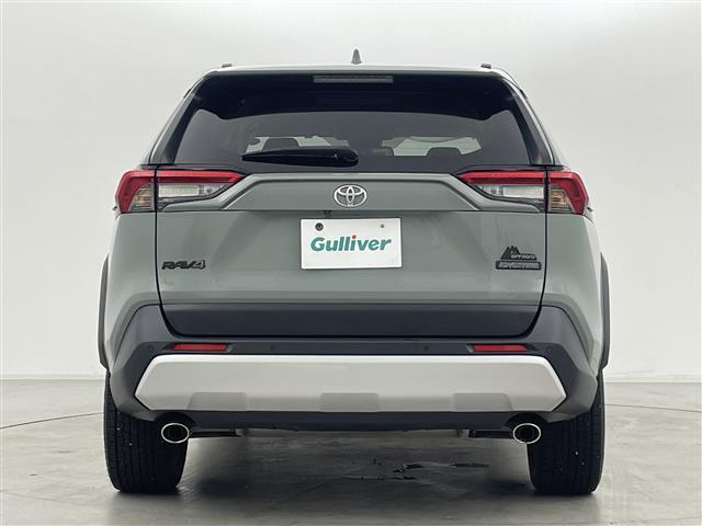 【リアクロストラフィックアラート】後退時に後方左右から接近する車両の存在をブザーや表示灯の点滅で知らせてくれます。